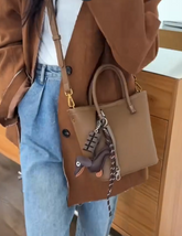 حقيبة يد نسائية متوسطة الحجم لون بني فاتح بميدالية